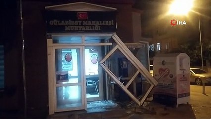 Çorum'da Otomobil Muhtarlık Binasına Çarptı