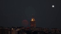 'Süper Ay' İstanbul'da Galata Kulesi ile birlikte görüntülendi