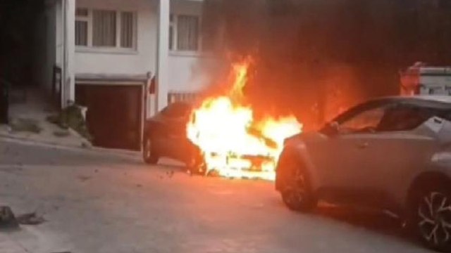 Park halindeki otomobil alev alev yandı, otomobil, kullanılamaz hale geldi