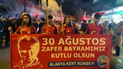Procession des lanternes du Jour de la Victoire du 30 août et concert de Koray Avcı à Alanya