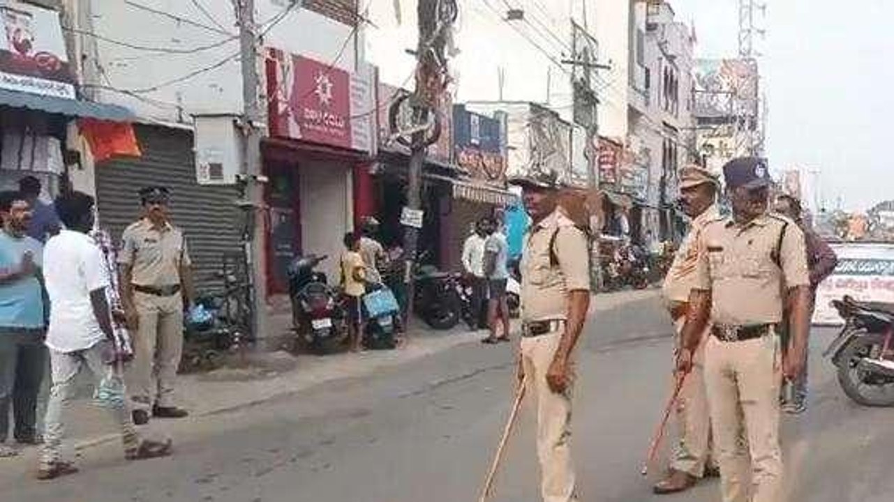పశ్చిమగోదావరి జిల్లా: వాహనదారులకు పోలీస్ వారి హ...