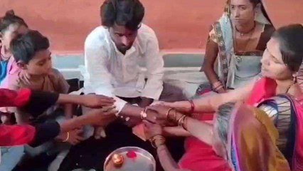 सीहोर: कैदियों को राखी बांधने पहुंची बहनें भाइयों को देख भावुक हो उठी बहने