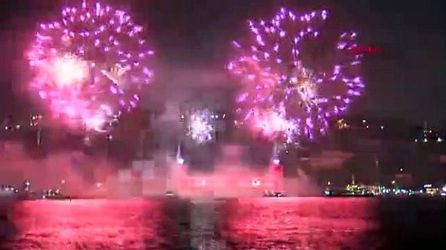 İstanbul Boğazı'nda havai fişek gösterisi 