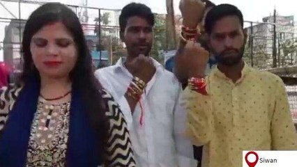 सिवान: युवाओं ने अनोखे तरीके से फुटपाथ पर रह रही बहनों के साथ मनाया रक्षाबंधन