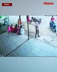 Tải video: मालेगावमध्ये तरुणांवर चॉपरने हल्ला थरार सीसीटीव्हीमध्ये कैद_1