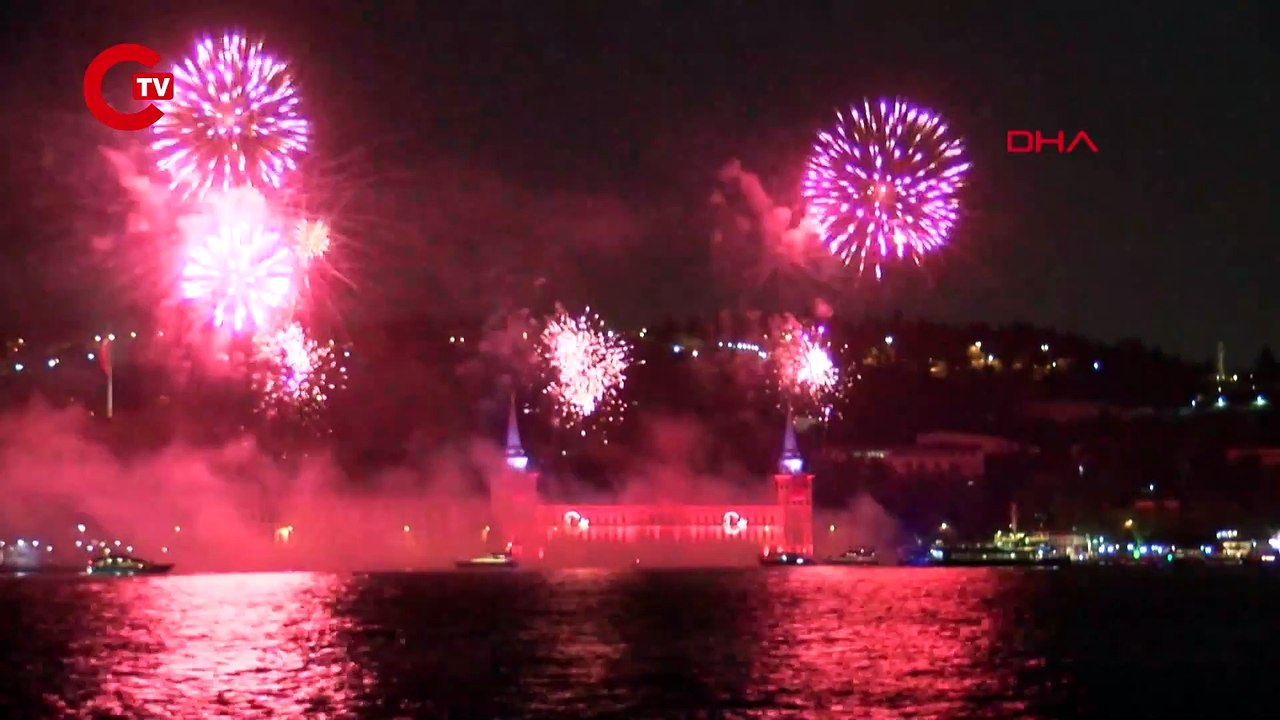 İSTANBUL BOĞAZINDA HAVAİ FİŞEK GÖSTERİSİ