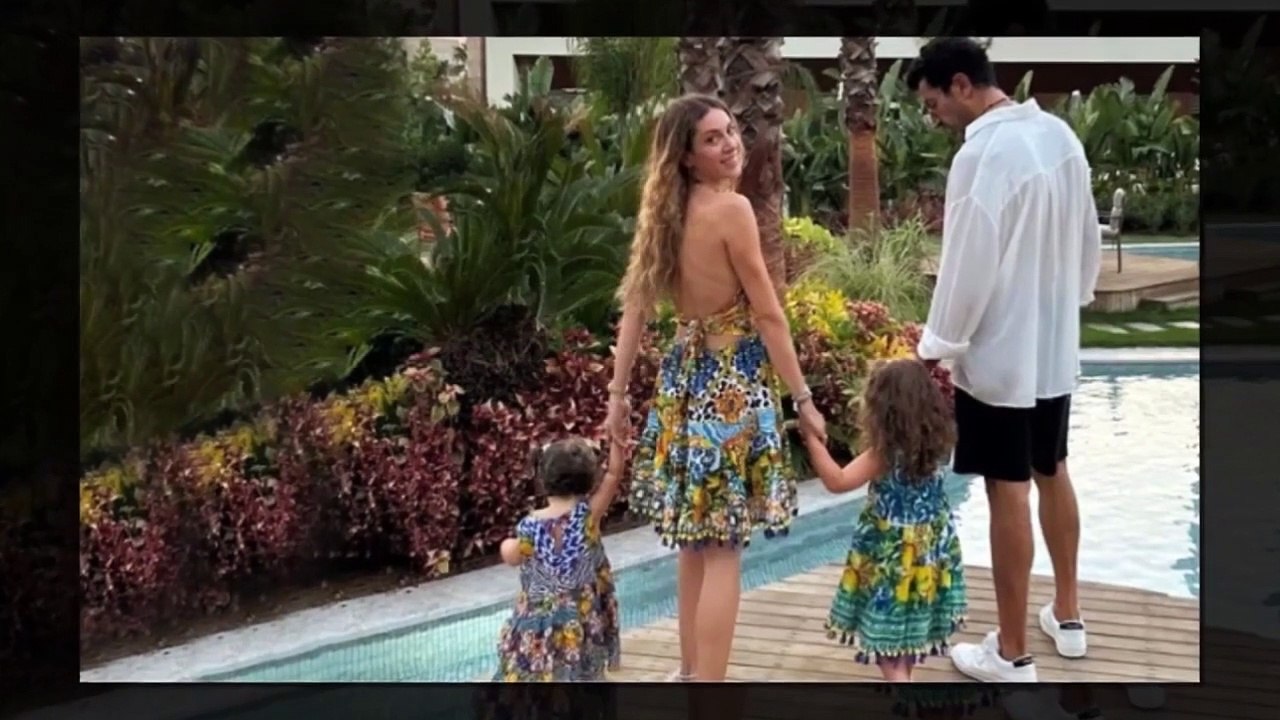 La première pose familiale est venue de Kenan İmirzalıoğlu et Sinem Kobal, mariés depuis 7 ans, avec leurs filles.
