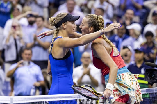 Wozniacki stuns Kvitova to reach US Open third round