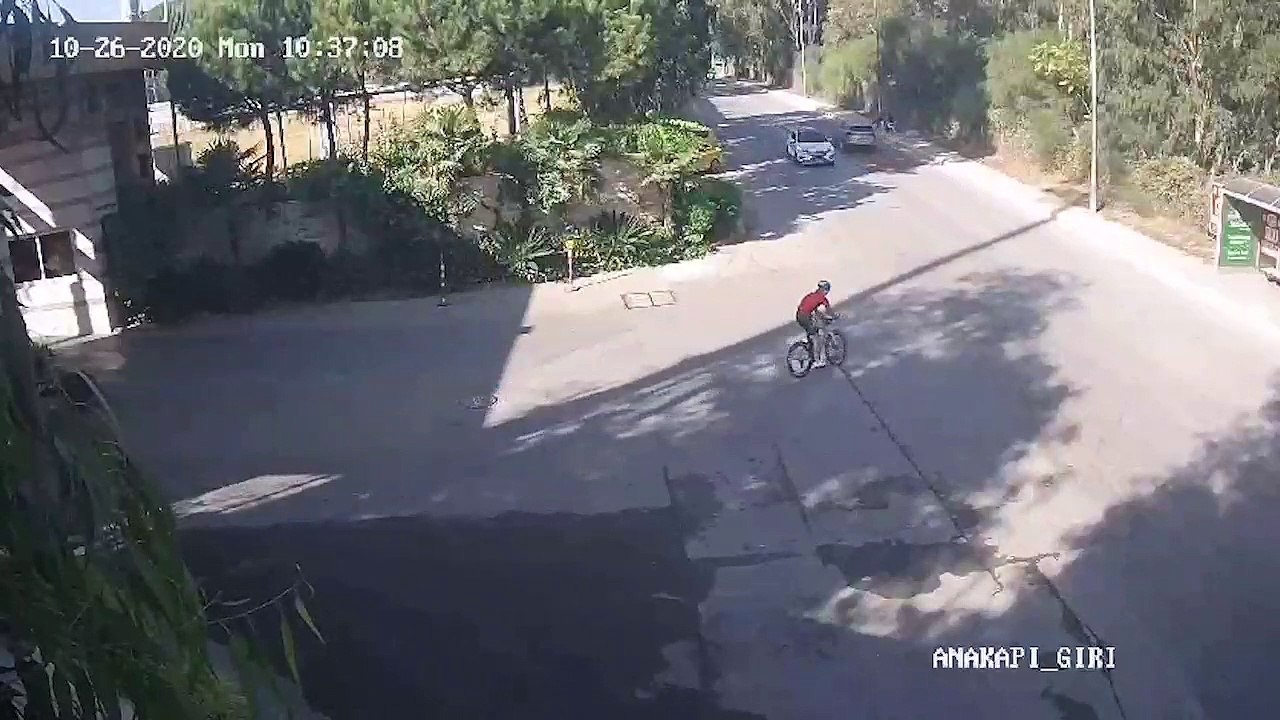 3 yıl sonra kaza görüntüleri ortaya çıktı: Korkuteli Belediye Başkanı’nın arabayla çarptığı bisikletlinin son anları