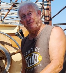 Régis, un papy, construit son catamaran