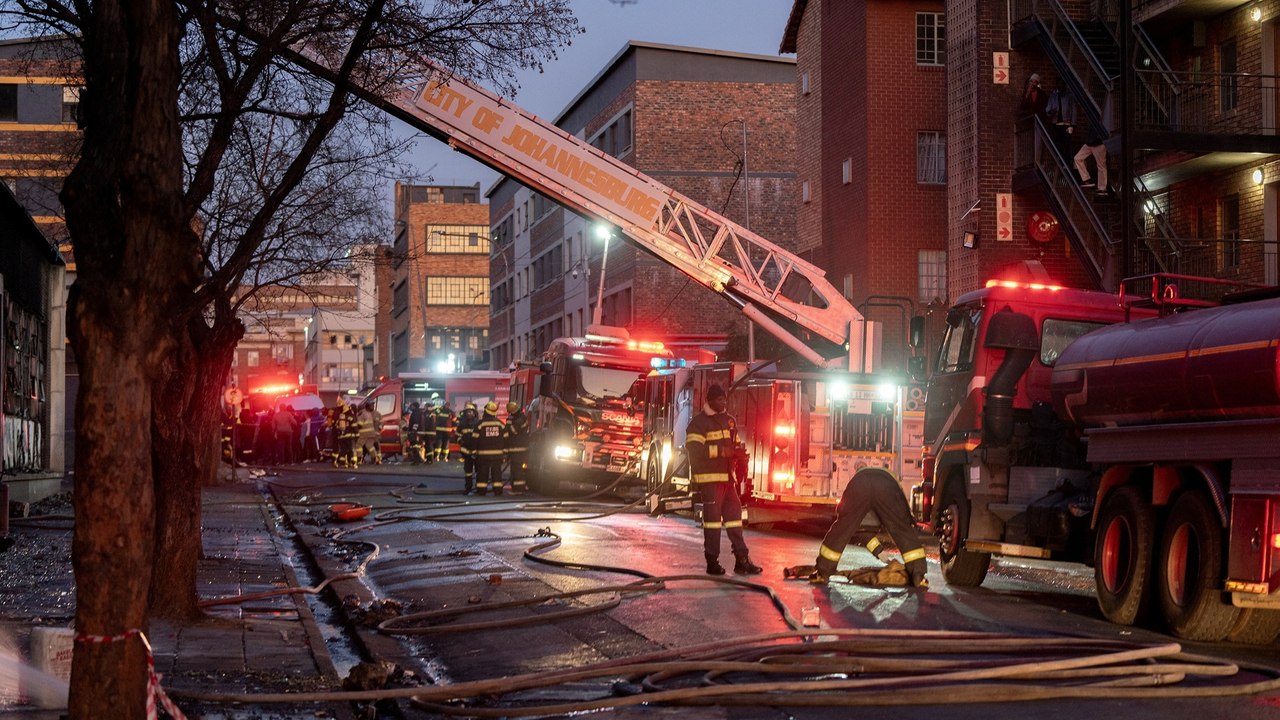 Un incendio en un edificio abandonado de Johannesburgo deja 63 muertos