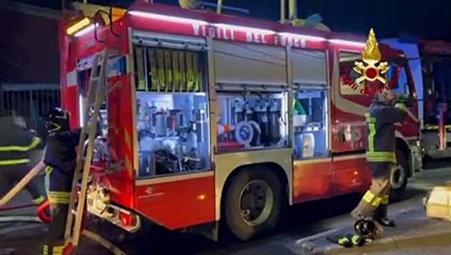 Incendio a Sant'Angelo Lodigiano: a fuoco capannone