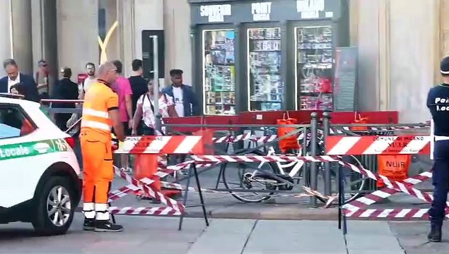 Piazza Duomo, si stacca un pezzo di facciata da un palazzo