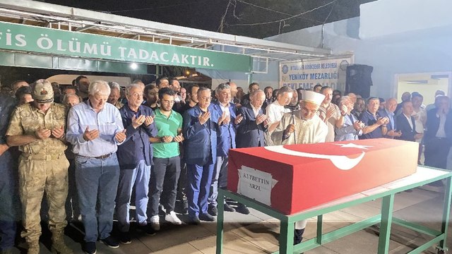 Havuzda ölen eski bakan Kutbettin Arzu toprağa verildi