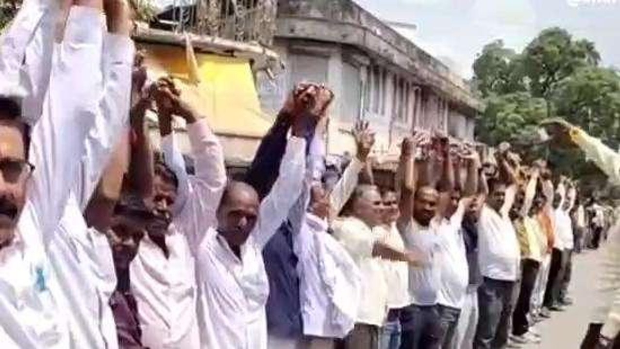 मंदसौर:पैक्स कर्मचारियों की हड़ताल 16 वे दिन भी रही जारी, मानव श्रृंखला बनाकर किया प्रदर्शन