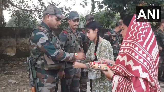 जम्मू एवं कश्मीर: अखनूर सेक्टर में स्थानीय युवतियों ने जवानों को राखी बांधी