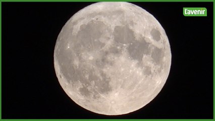 Les superbes images de la “super Lune bleue” qui n’apparaîtra plus avant 14 ans