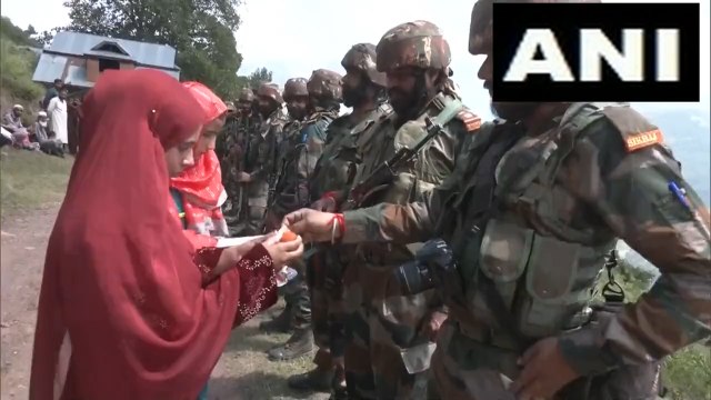 उरी सेक्टर के चुरंदा गांव में नियंत्रण रेखा पर महिलाओं ने BSF जवानों के साथ रक्षाबंधन मनाया