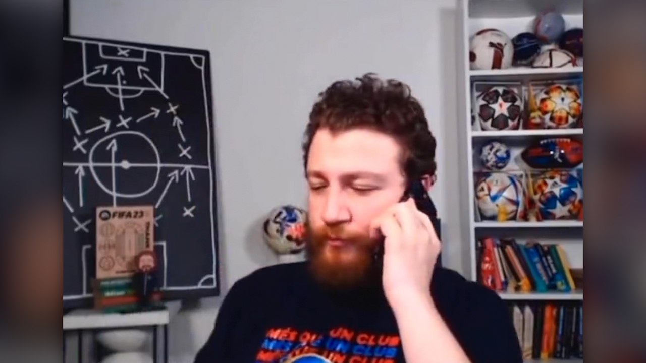 Spor yorumcusu Uğur Karakullukçu, canlı yayında Galatasaray altyapısında forma giyen Hamza Akman hakkında yaptığı yorumlar sonrası Ayhan Akman'dan telefon geldi