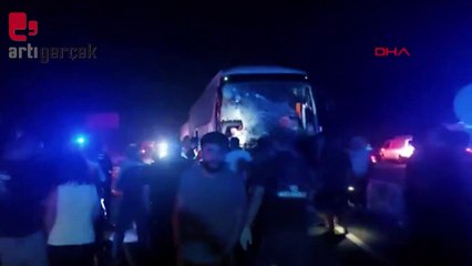 Yolcu otobüsü tıra çarptı, 15 kişi yaralandı