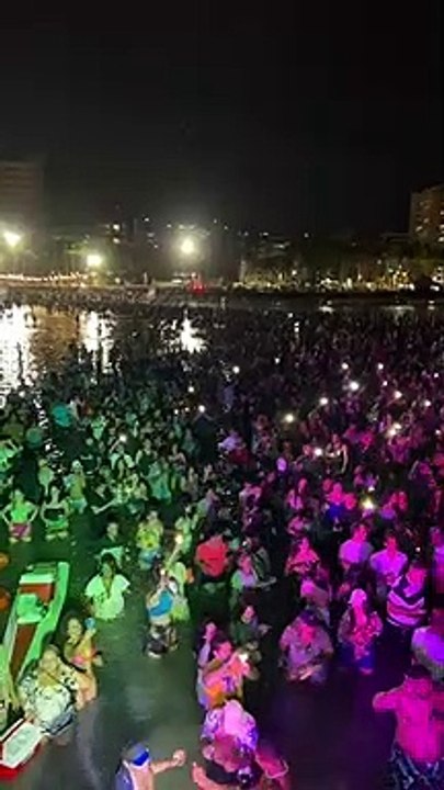 Mar de Ponta Verde ficou lotado de visitantes para ver a 'Superla Azul'