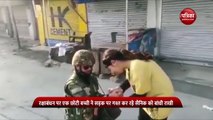 सड़क पर गश्त कर रहे सेना के जवान को बच्ची ने बांधी राखी, भावुक कर देगा वीडियो