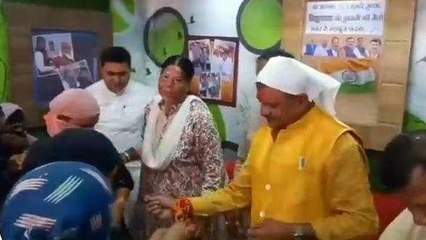 सतना: BJP सांसद ने मुस्लिम बहनों से बंधवाई राखी, कह दी ये बड़ी बात