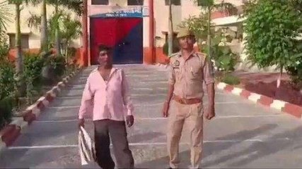 कौशाम्बी: गंदा काम करते पुलिस ने एक युवक को दबोचा,देखें पूरी खबर