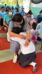 Pai solteiro (e adotivo) veste-se de \'mãe\' para evento escolar da filha