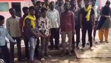 खरगोन: पानी के लिए परेशान हो रहे बच्चे,पालकों ने जताया आक्रोश