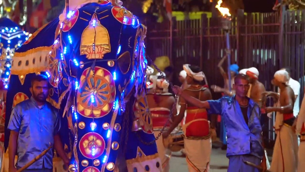 Au Sri Lanka, la ville de Kandy célèbre la fête...