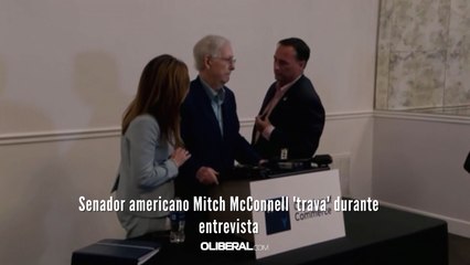 Senador americano Mitch McConnell 'trava' durante entrevista