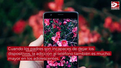 Los padres transmiten a sus hijos la adicción a los teléfonos inteligentes