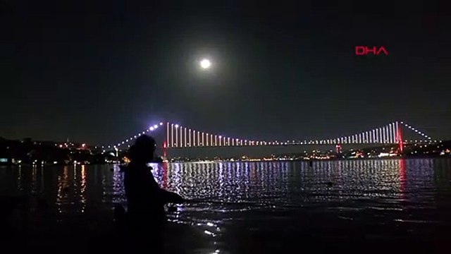 İSTANBUL-İSTANBUL'DA 'MAVİ AY' EN PARLAK KONUMUNA ULAŞTI; VATANDAŞLAR O ANI GÖRÜNTÜLEDİ