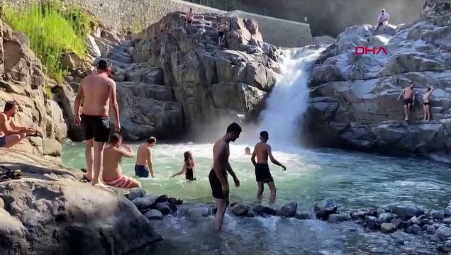 Rize'de Gençler Tehlikeye Aldırış Etmeden Dereye Atlıyor