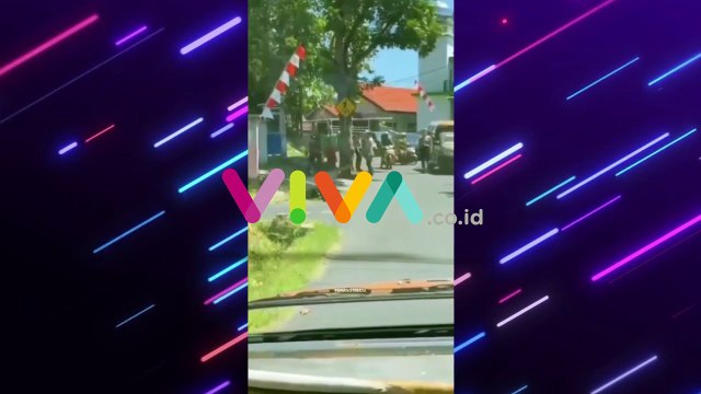 VIDEO Parang ODGJ Tebas Seorang Polisi Bersenjatakan Kayu