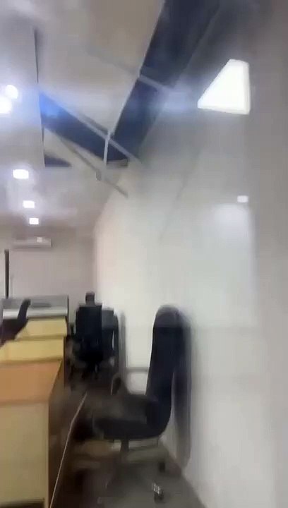 شاهد.. انهيار سقف مستعار بإحدى قاعات ملحق الكلية الجامعية بالقنفذة ولا إصابات