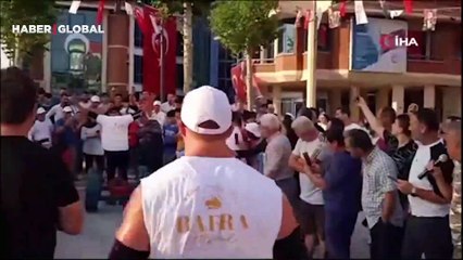 2 bin 126 kilogram Togg'u tek başına kaldırdı... İzleyenlerden de büyük alkış aldı