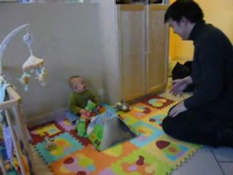 Ange s'amuse avec papa