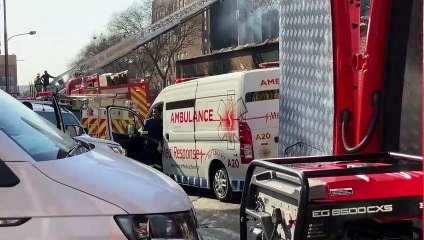 Al menos 73 fallecidos en el incendio de un edificio en Johannesburgo