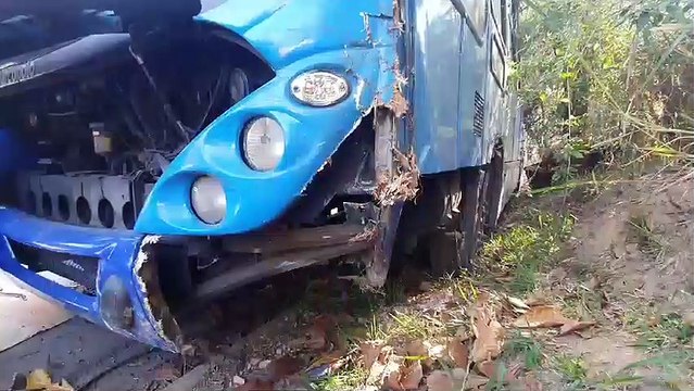 Ônibus perde freio, sobe em calçada e deixa quatro feridos em BH