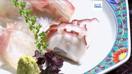 Primeiro-ministro do Japão come peixe "seguro e delicioso" de Fukushima