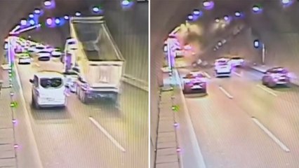 Seyir halindeki kamyonun açılan damperi, tünelin ışıklı bilgilendirme tabelalarını düşürdü