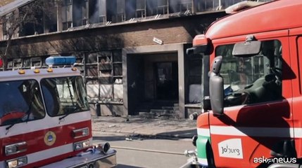 I sopravvissuti al rogo a Johannesburg: "Siamo fuggiti dalle finestre"