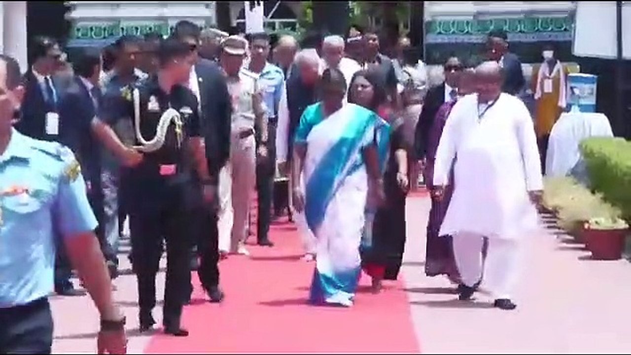 छत्तीसगढ़ की राजधानी रायपुर पहुंची राष्ट्रपति द...