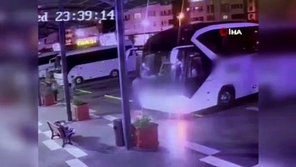 Peronda aniden hareket eden otobüs iki çocuğu ezdi