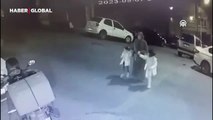 İstanbul'da kadının düşürdüğü poşeti aracından inmeden çalan adam kamerada