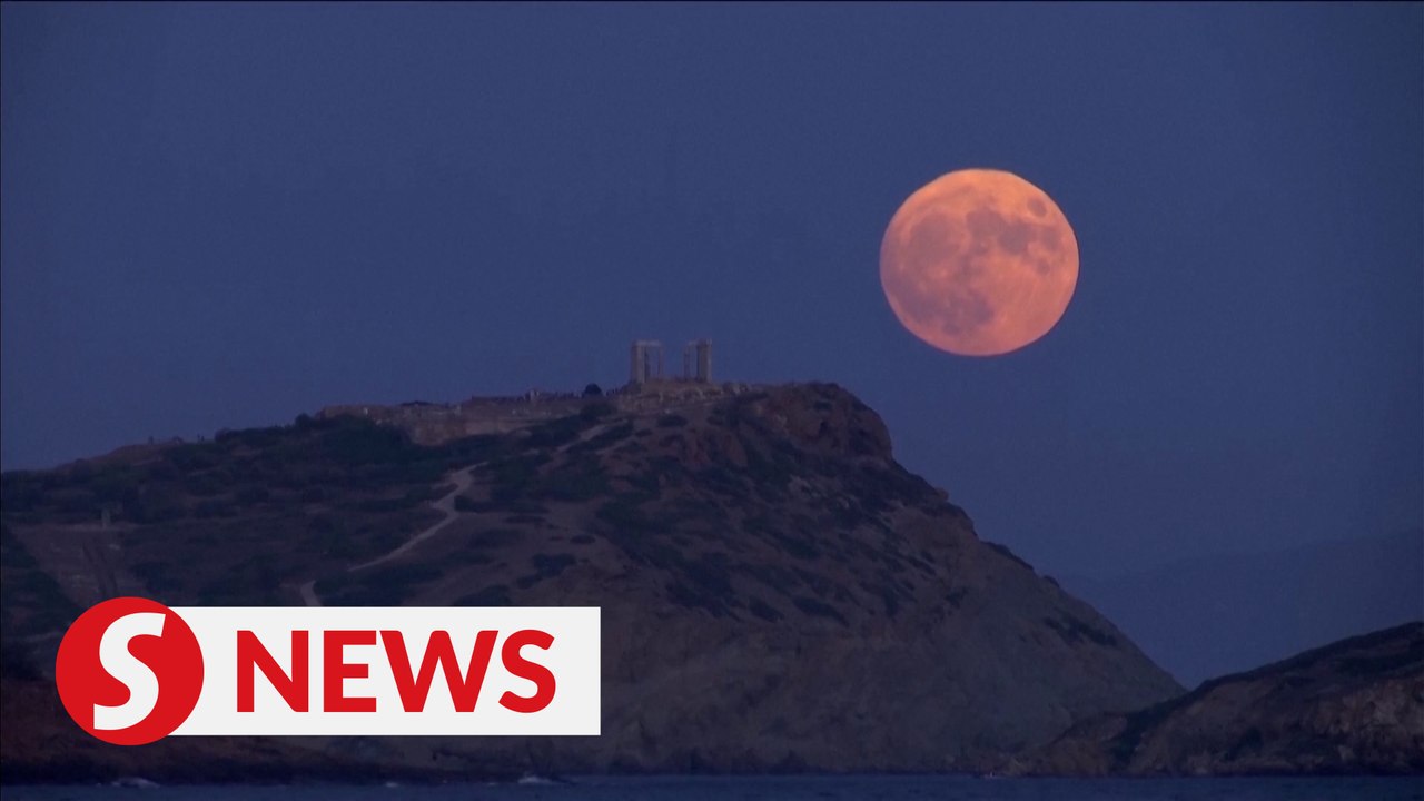 A rare blue supermoon is seen around the world - video Dailymotion