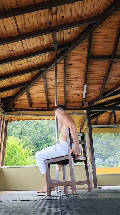 Pole Dancing Freestyle Avec Une Chaise