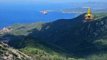 Elba, elicottero dei vigili del fuoco sul Monte Capanne per soccorrere una donna ferita / Video